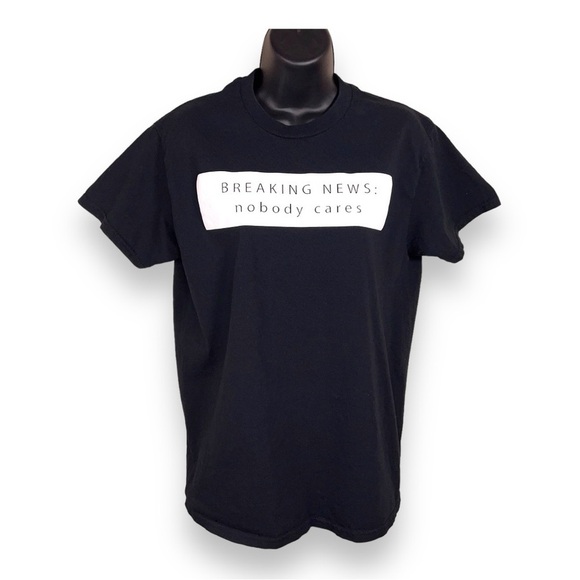 MEDIUM GRAPHIC TEE WOMENS BREAKING NEWS NOBODY CARES PERSONALITY TEE - Picture 1 of 7
